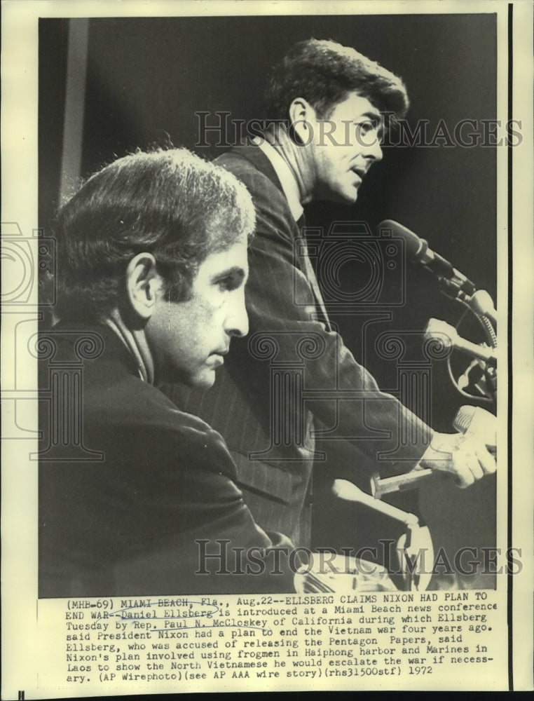 Load image into Gallery viewer, 1972 Press Photo McCloskey introduces Daniel Ellsberg at Miami news conference
