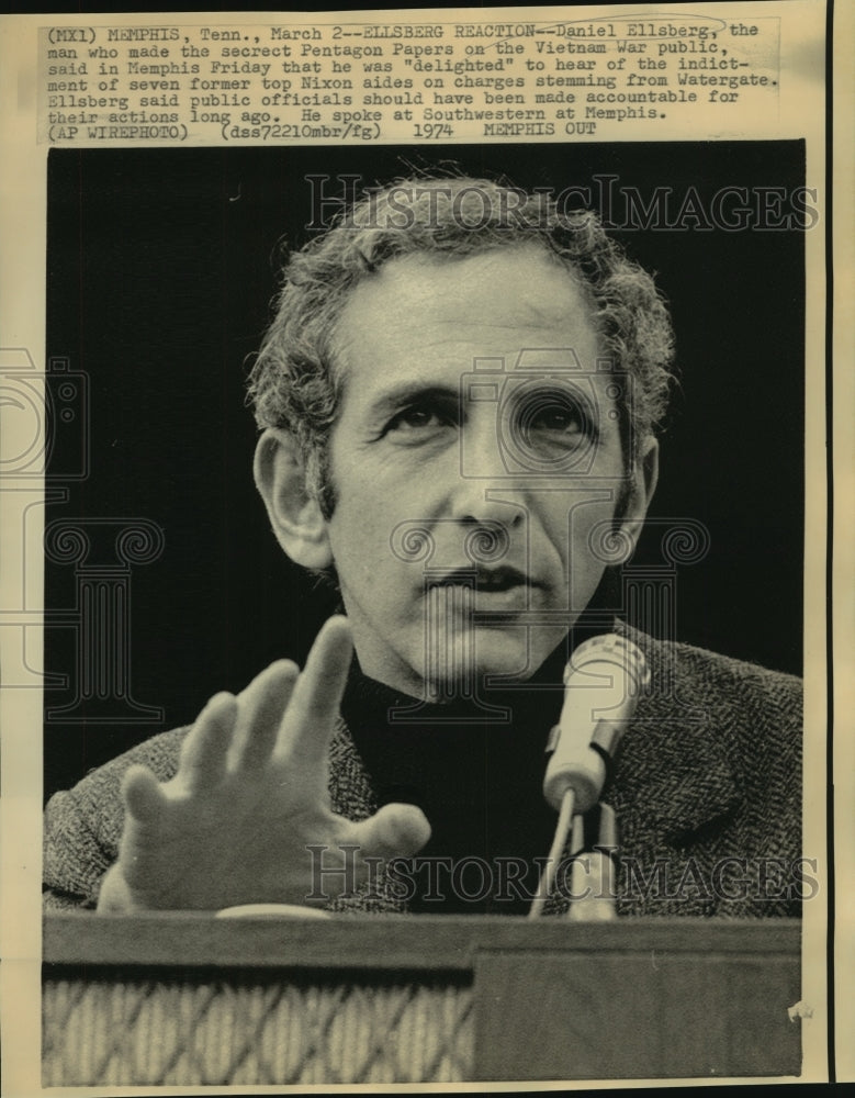 Load image into Gallery viewer, 1974 Press Photo Daniel Ellsberg speaking at Southwestern in Memphis, TN
