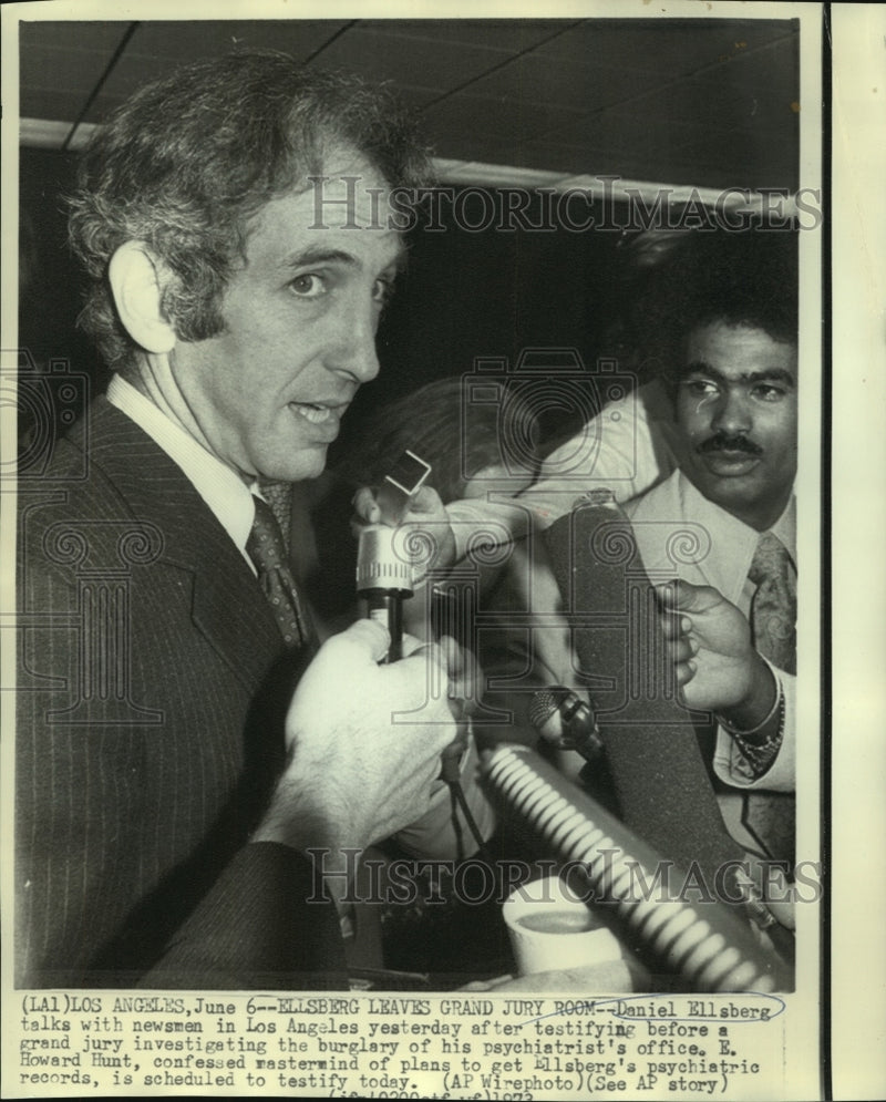 Load image into Gallery viewer, 1973 Press Photo Daniel Ellsberg talk to newsmen in Los Angeles - now01549
