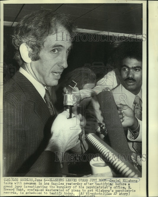 1973 Press Photo Daniel Ellsberg talk to newsmen in Los Angeles - now01549