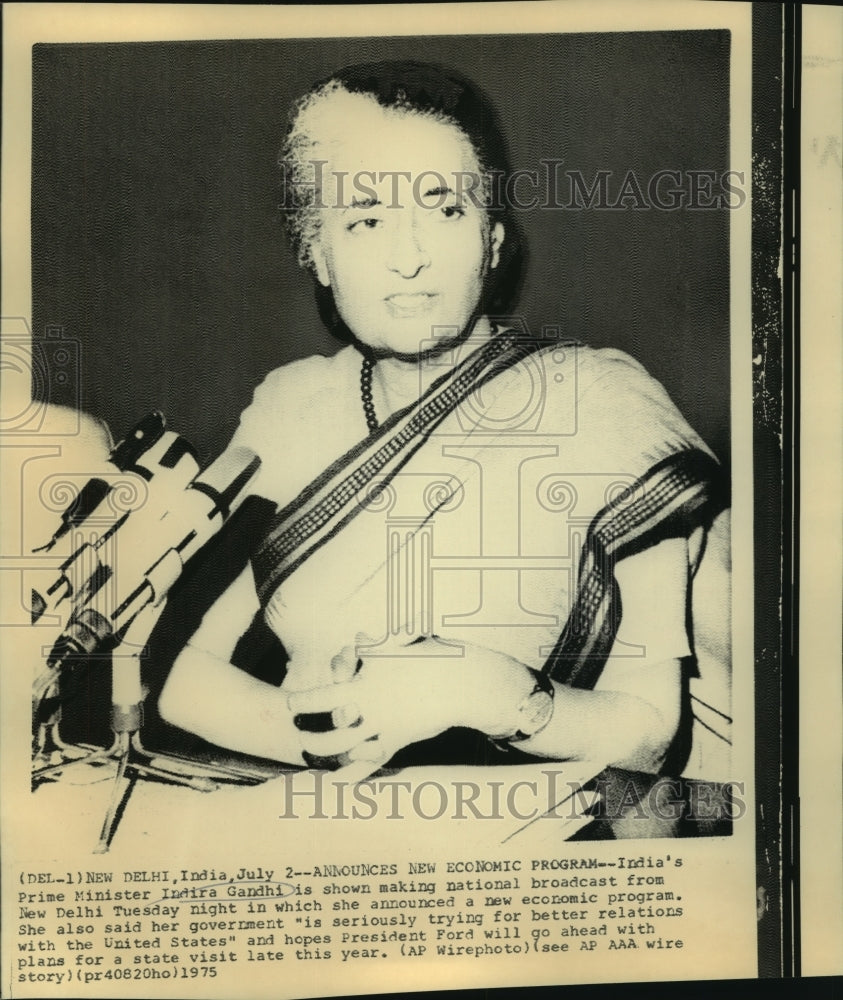 1975 Press Photo India&#39;s Prime Minister Indira Gandhi makes national broadcast