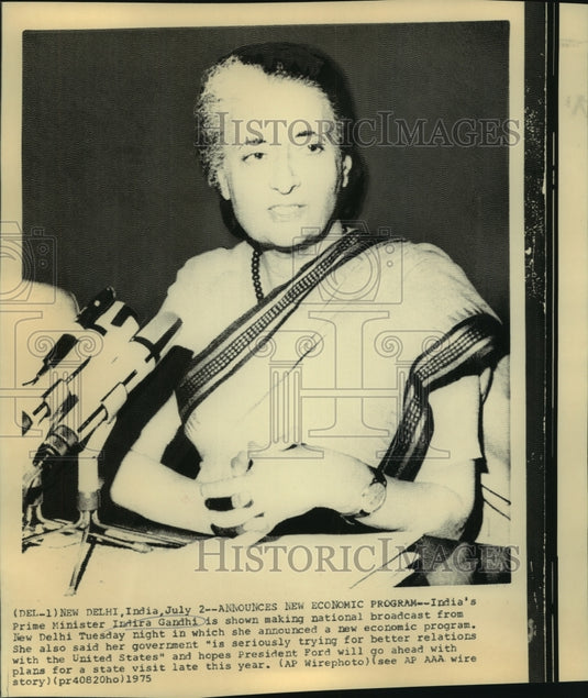 1975 Press Photo India's Prime Minister Indira Gandhi makes national broadcast