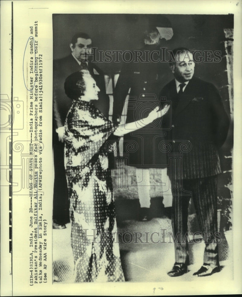 Load image into Gallery viewer, 1972 Press Photo India's Gandhi &amp; Pakistan's Bhutto at summit in Simla, India
