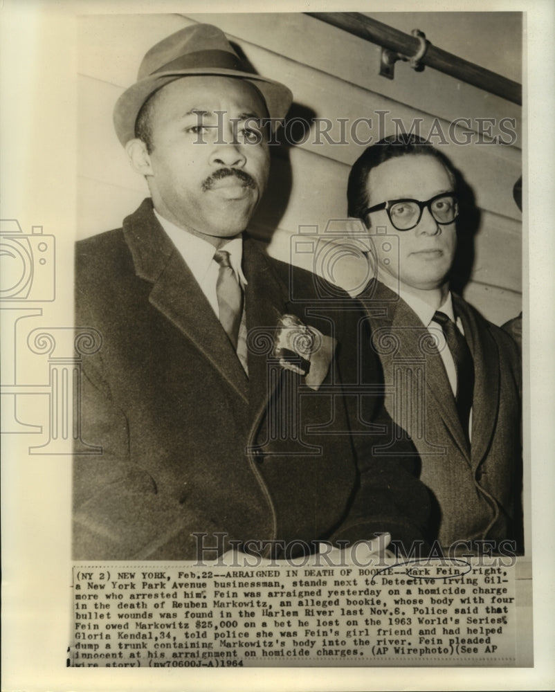 1964 Press Photo Mark Fein stands with Detective Gilmore, who arrested Fein