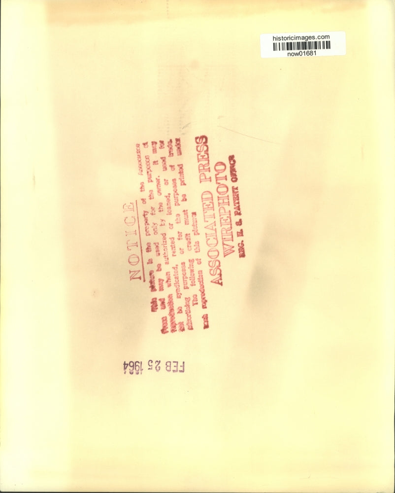 1964 Press Photo Mark Fein stands with Detective Gilmore, who arrested Fein