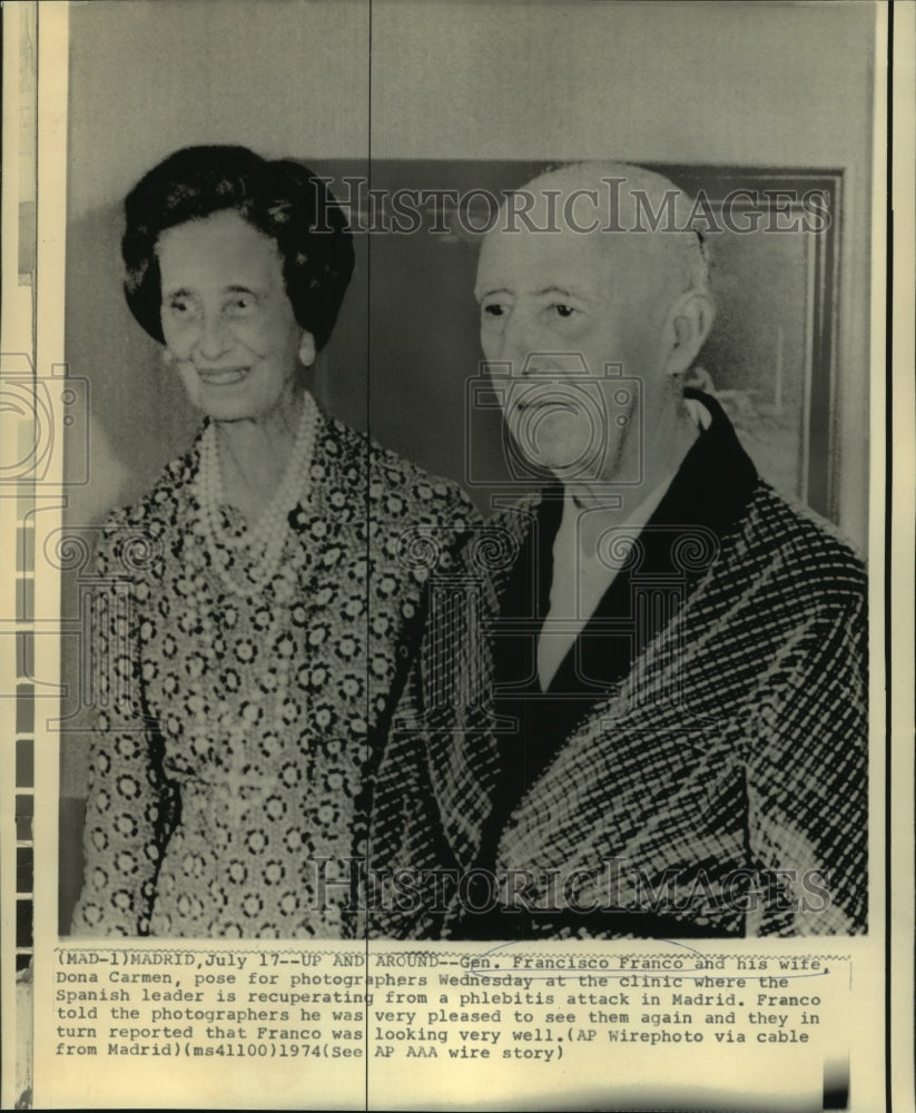 1974 Press Photo Gen. Franco &amp; wife pose for photographers in Madrid - now01715
