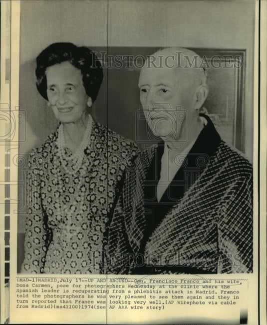 1974 Press Photo Gen. Franco & wife pose for photographers in Madrid - now01715