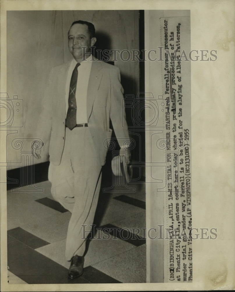 1955 Press Photo Areh Ferrell enters Birmingham court for his murder trial