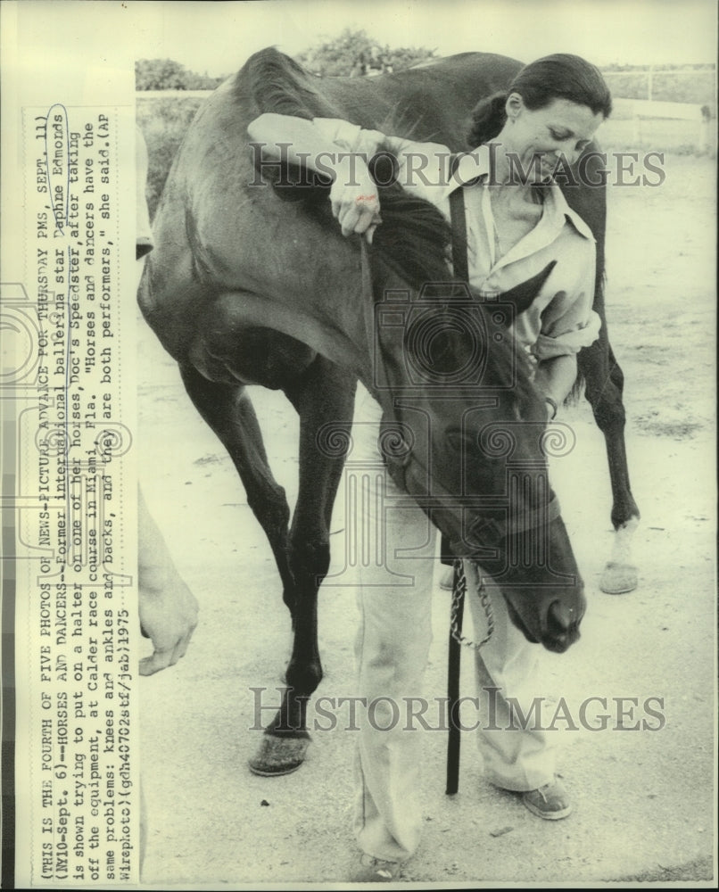 1975 Press Photo Former ballerina, Daphne Edmonds &amp; her horse Doc&#39;s Speedster.- Historic Images