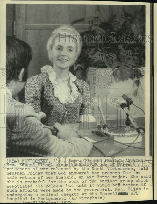 1972 Press Photo Mrs. Edward Elias, wife of POW Maj. Elias, with newsmen