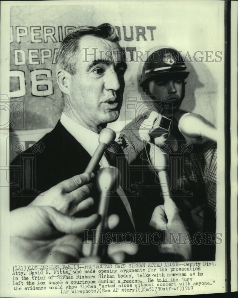 Load image into Gallery viewer, 1969 Press Photo Deputy District Attorney David Fitts with Los Angeles newsmen
