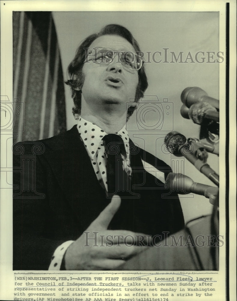 1974 Press Photo J. Leonard Fleet, Council of Independent Truckers, with newsmen