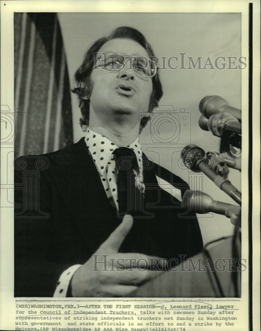1974 Press Photo J. Leonard Fleet, Council of Independent Truckers, with newsmen