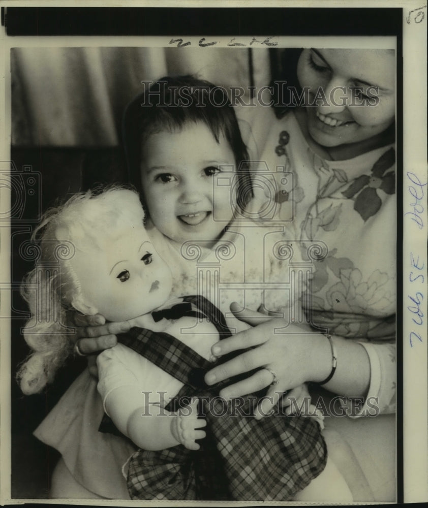 1967 Press Photo Mrs. Allemang holds Theresa Fregia with doll from her rescuer.
