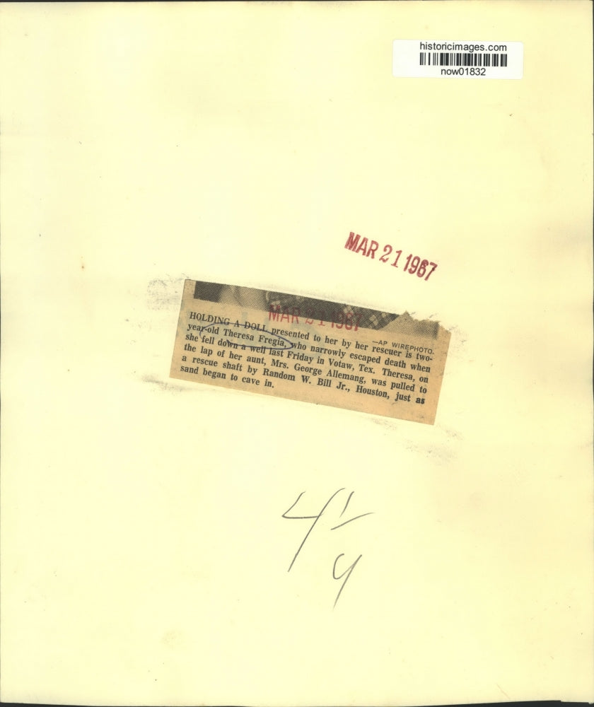 1967 Press Photo Mrs. Allemang holds Theresa Fregia with doll from her rescuer.