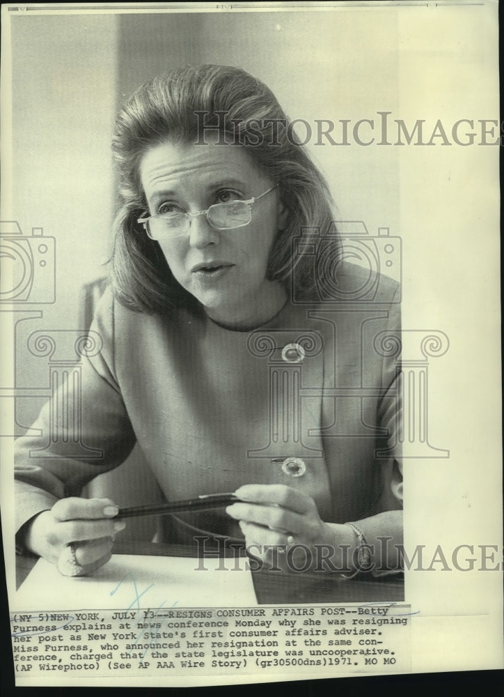 Load image into Gallery viewer, 1971 Press Photo Betty Furness explains her resignation at news conference
