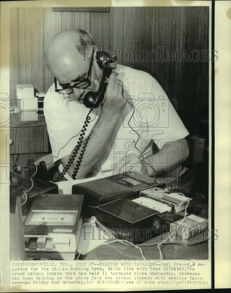 Load image into Gallery viewer, 1974 Press Photo Carl Freund, Dallas Morning News reporter, talks to Carrasco.
