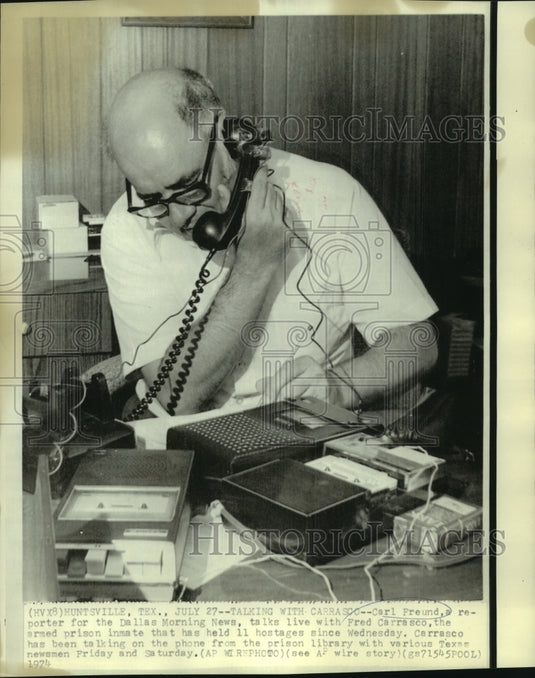 1974 Press Photo Carl Freund, Dallas Morning News reporter, talks to Carrasco.