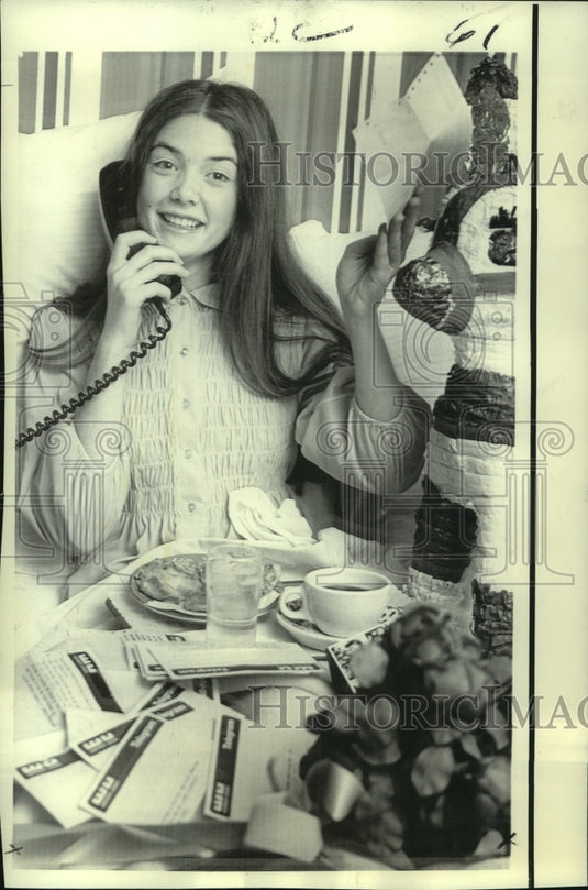 1972 Press Photo Melissa Galbraith, Miss Teenage America, has calls & telegrams