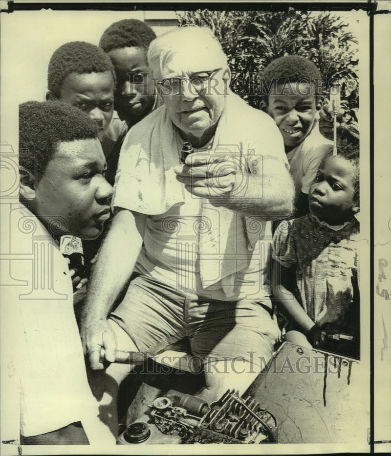 Load image into Gallery viewer, 1970 Press Photo Wayne Frankforther surrounded by neighborhood children in Miami
