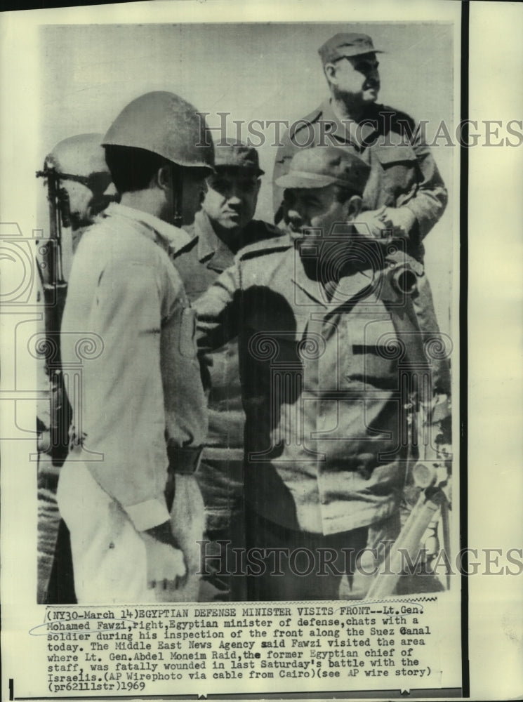 Load image into Gallery viewer, 1969 Press Photo Lt. Gen. Fawzi chats with solider along the Suez Canal
