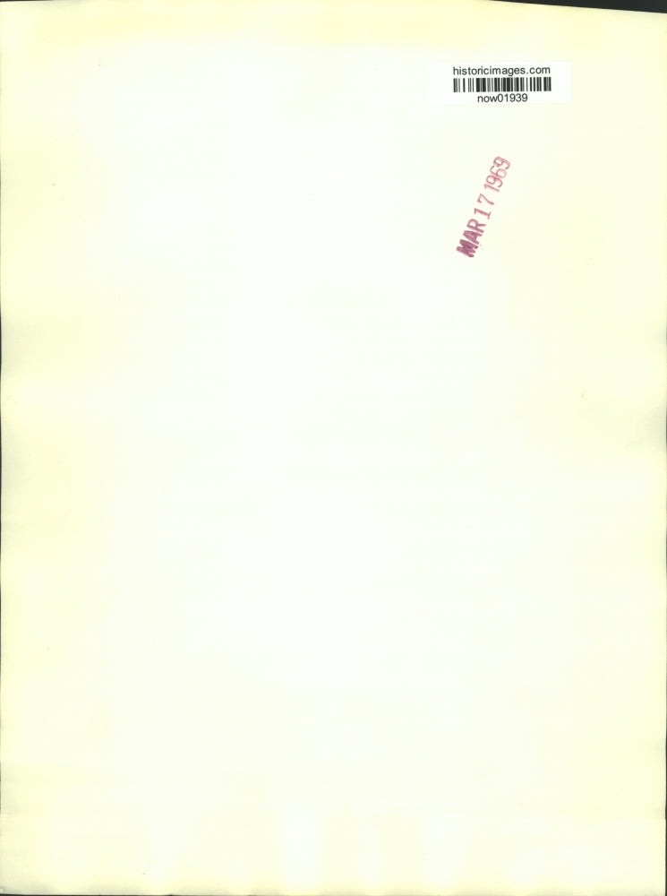 1969 Press Photo Lt. Gen. Fawzi chats with solider along the Suez Canal