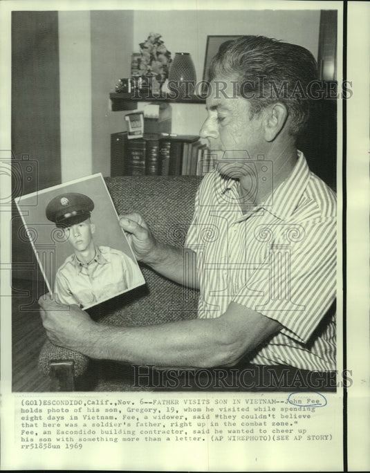 1969 Press Photo John Fee visits his son, Gregory, in Vietnam. - now01942