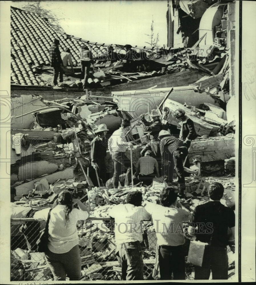 1971 Press Photo Rescue workers at VA Hospital in Sylmar for earthquake victims