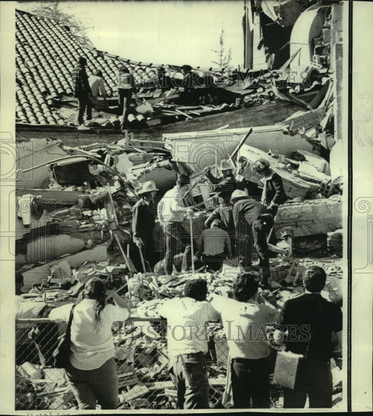 1971 Press Photo Rescue workers at VA Hospital in Sylmar for earthquake victims