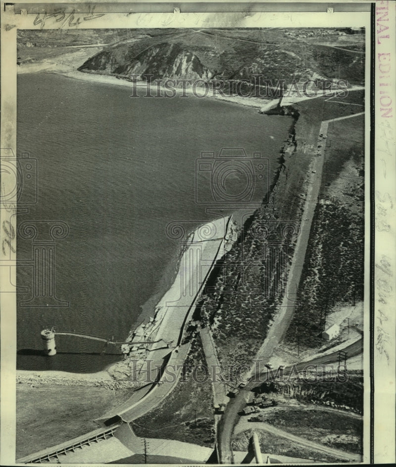 Load image into Gallery viewer, 1971 Press Photo Norman Lakes Reservoir collapse feared due to earthquake
