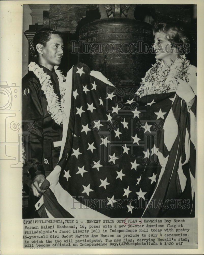 1960 Press Photo Scouts hold 50-star American flag in Philadelphia - now02002