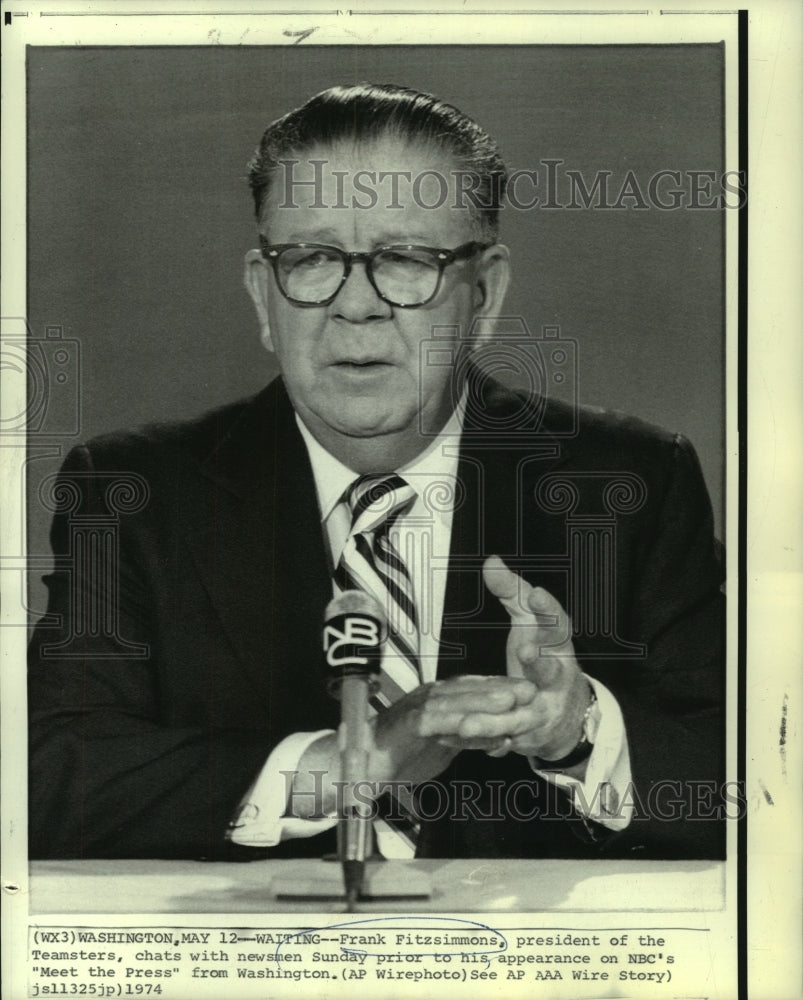 1974 Press Photo Teamsters President Frank Fitzsimmons talk with newsmen