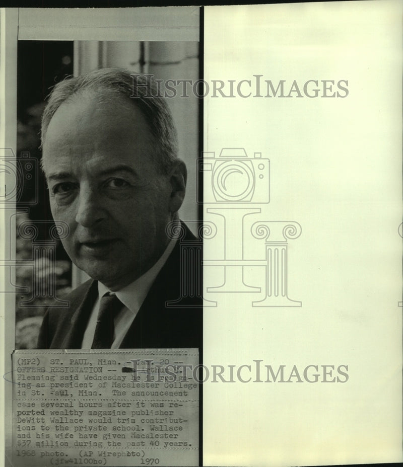 Load image into Gallery viewer, 1968 Press Photo Arthur Fleming, President of Macalester College, resigning
