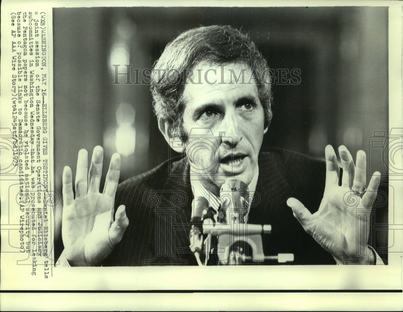 Load image into Gallery viewer, 1973 Press Photo Daniel Ellsberg at Senate Government Operations subcommittee
