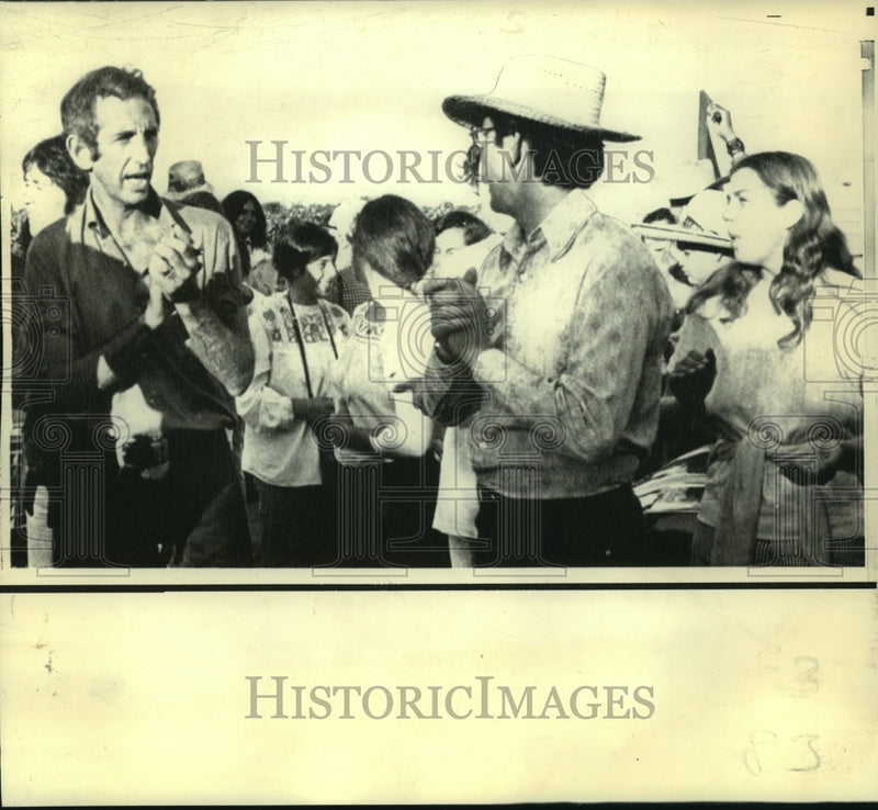 Load image into Gallery viewer, 1973 Press Photo Daniel Ellsberg with picket lines near Fresno, California
