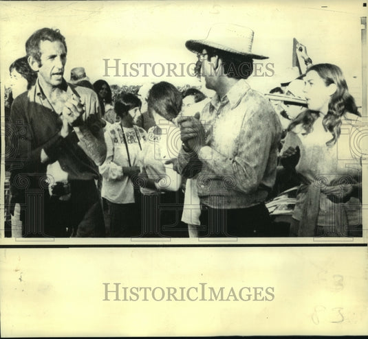 1973 Press Photo Daniel Ellsberg with picket lines near Fresno, California