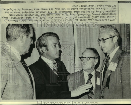 1975 Press Photo LA Gov. Edwards & mayors discuss politics in Lafayette.
