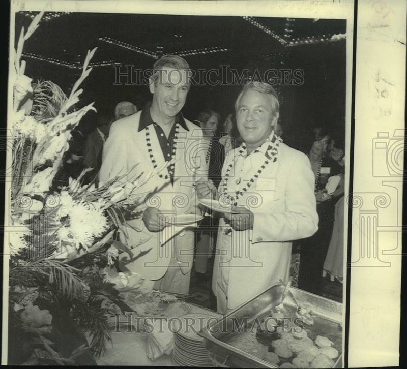 Load image into Gallery viewer, 1975 Press Photo LA Gov. Edwards &amp; Gov. Reubin Governors' Conference luau.
