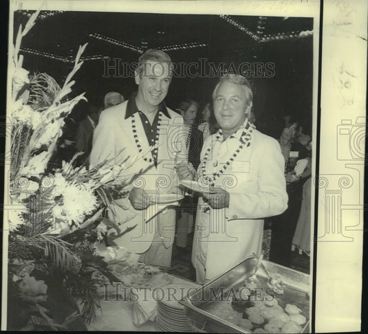 1975 Press Photo LA Gov. Edwards & Gov. Reubin Governors' Conference luau.