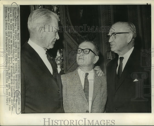 1965 Press Photo Sen. Ellender & others confer off the Senate floor - now02170
