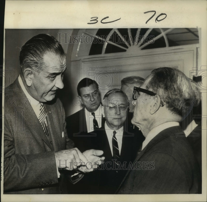 Load image into Gallery viewer, 1964 Press Photo President Johnson making a point. - now02172
