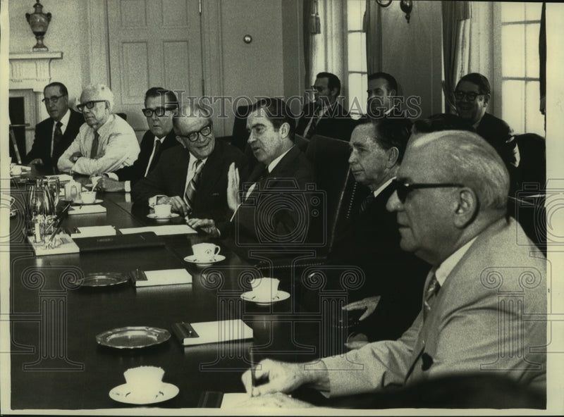 Load image into Gallery viewer, 1971 Press Photo Sen. Allen Ellender, President Nixon &amp; others at White House.
