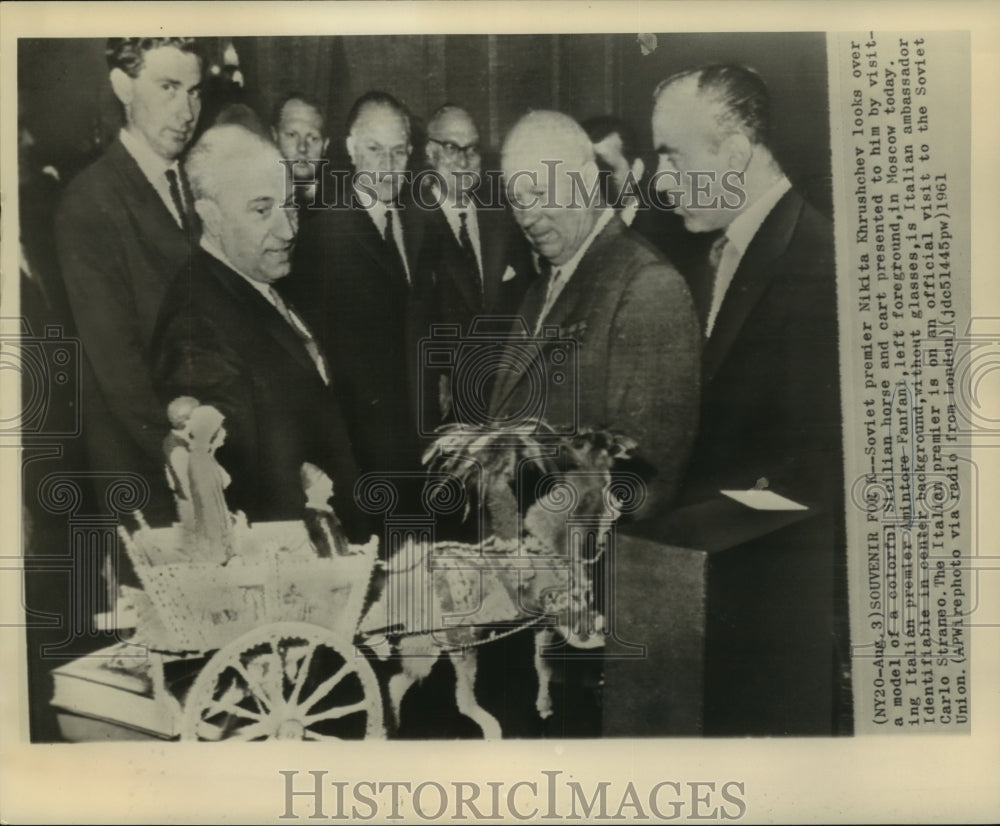 1961 Press Photo Premier Khrushchev &amp; others view gift presented by Fanfani