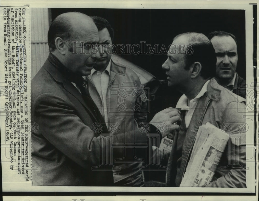 1969 Press Photo Juan-Manuel Fangio with Argentinean drivers &amp; mechanics