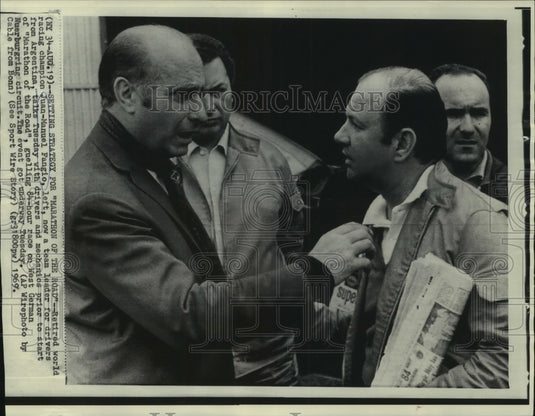 1969 Press Photo Juan-Manuel Fangio with Argentinean drivers & mechanics