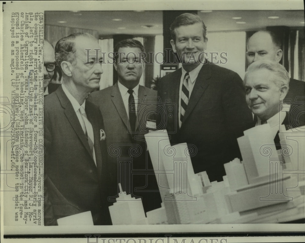 1966 Press Photo Mayor Clyde Fant, LA &amp; others view Dallas skyline model