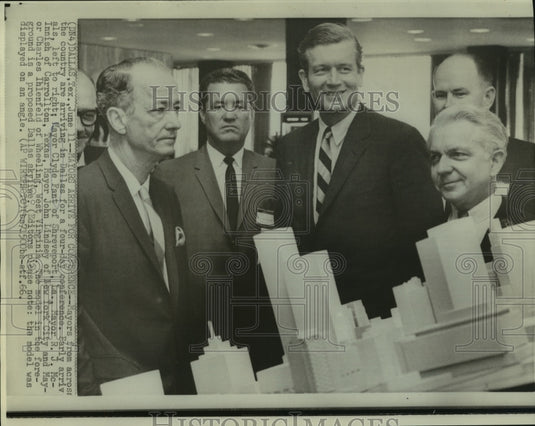 1966 Press Photo Mayor Clyde Fant, LA & others view Dallas skyline model