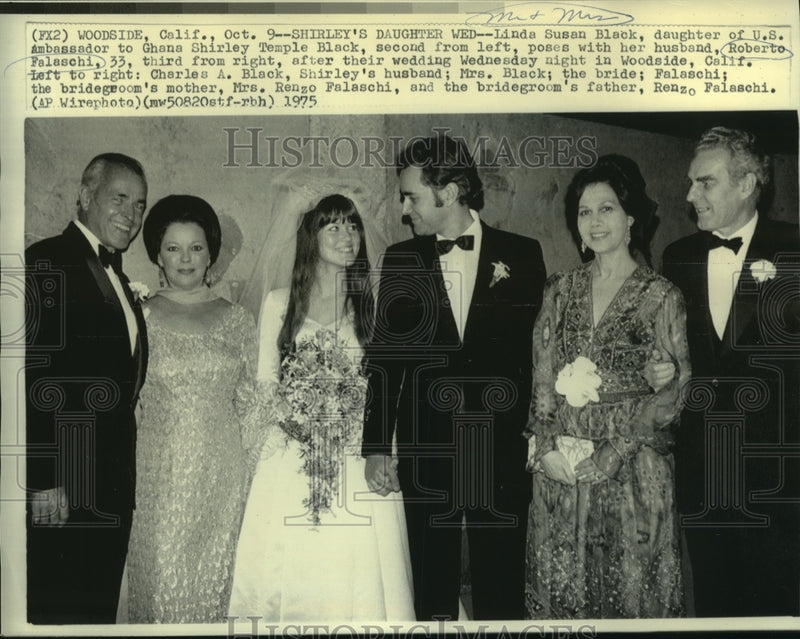 Load image into Gallery viewer, 1975 Press Photo Mr. &amp; Mrs. Roberto Falaschi shown with parents after wedding
