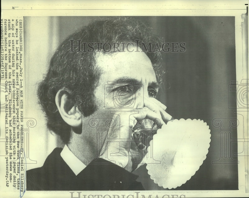 Load image into Gallery viewer, 1971 Press Photo Dr. Danield Ellsberg takes sip of water with doily stuck to cup

