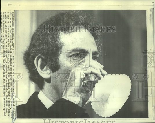 1971 Press Photo Dr. Danield Ellsberg takes sip of water with doily stuck to cup